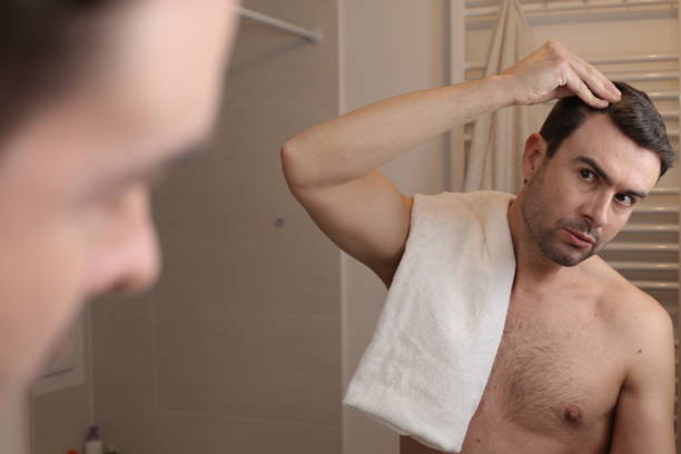 Après une greffe capillaire, le cuir chevelu devient extrêmement sensible. En effet, la peau a subi de nombreuses micro-incisions.