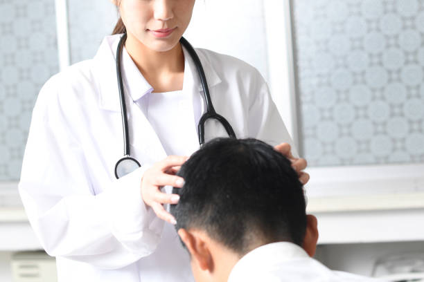 Après une greffe de cheveux, le cuir chevelu reste sensible. Par conséquent, il faut l’aborder avec précaution. En effet,