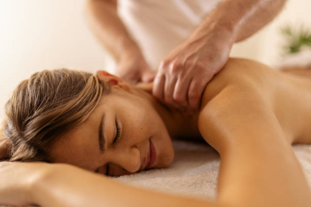 D’abord, les massages stimulent la circulation sanguine locale. Ensuite, cette stimulation favorise l’oxygénation des cellules.