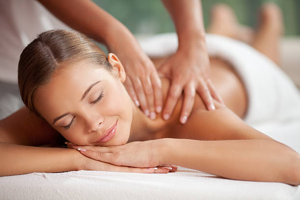 Tout d’abord, le massage agit en profondeur sur le corps. Ensuite, il libère les tensions physiques accumulées. De plus,