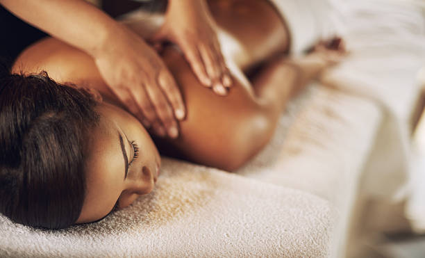 Après une greffe de cheveux, de nombreuses personnes cherchent à soulager les tensions. Toutefois, il faut savoir si un massage