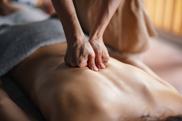 Le massage remodelant cible les muscles du visage de manière profonde. Ainsi, il agit directement sur les tensions accumulées