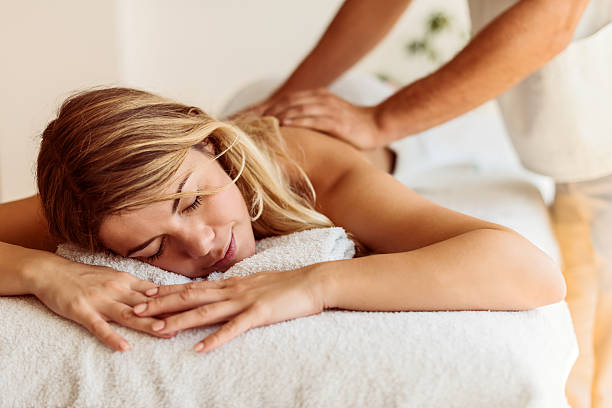 Tout d’abord, l’utilisation des huiles essentielles amplifie les effets du massage. En effet, certaines huiles possèdent des propriétés