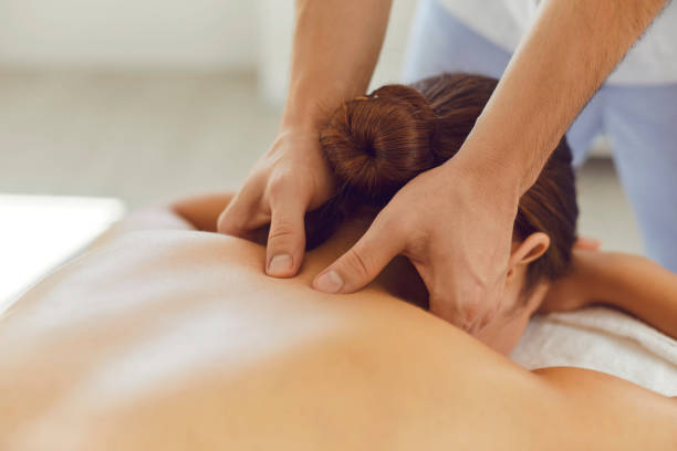 Tout d’abord, un massage du cuir chevelu présente de nombreux bienfaits. Ensuite, il permet de stimuler la circulation sanguine.