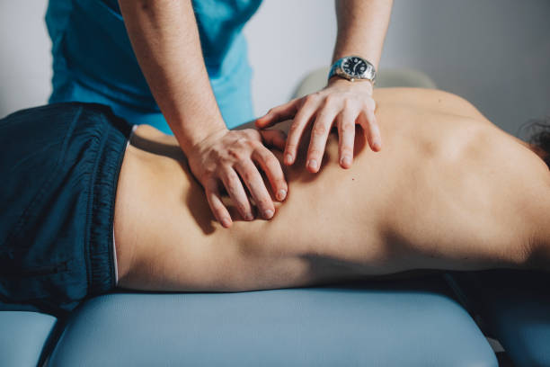 Après une greffe capillaire, chaque geste compte pour stimuler la repousse. Ainsi, le massage du cuir chevelu joue un rôle essentiel.