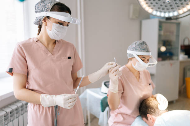 Un premier poste essentiel reste les frais médicaux directs. Ils incluent la consultation initiale, l’anesthésie et l’intervention elle-même.